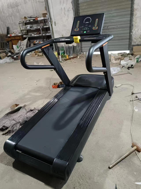 جهاز الجري التجاري MND-CC62A LED | شاشة مقاس 14.5 بوصة، محرك بقوة 3 حصان | MND FITNESS